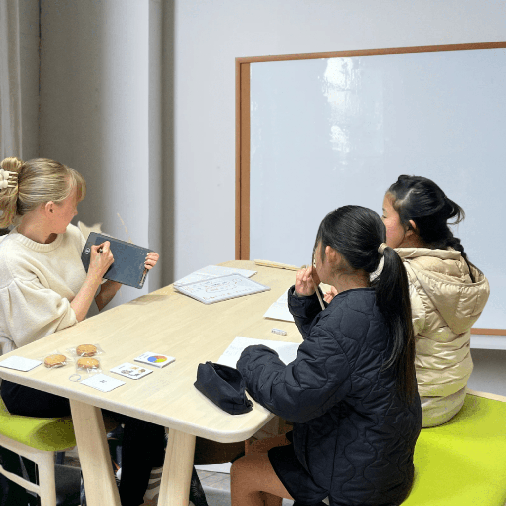NES英会話教室野々市市押野校で英会話を小学生に教えている様子です。