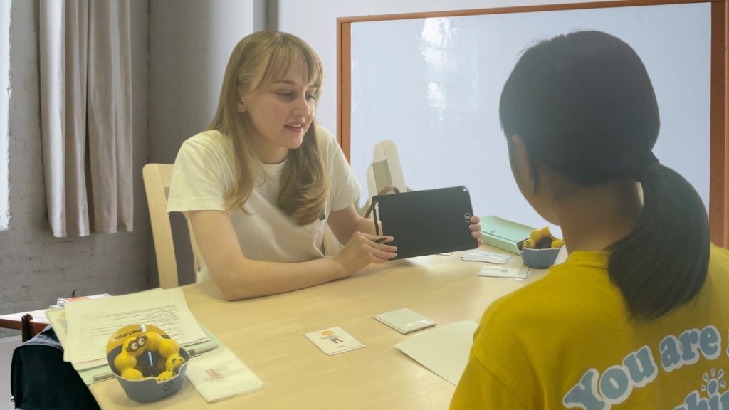 野々市市押野のNES英会話教室 少人数グループレッスンで子どもが英語を話す授業風景
