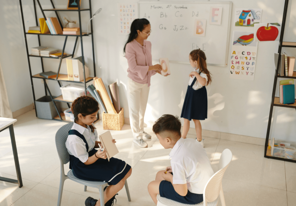 野々市市押野のNES英会話教室 少人数グループレッスンの特徴と子どもが英語を話す授業風景
